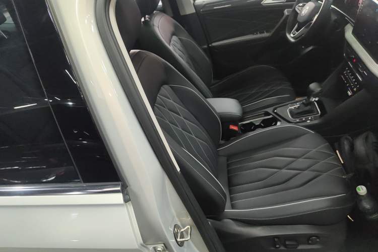 Used Volkswagen Tiguan L 2023 330TSI Automatic Two-Wheel Drive R-Line Enjoyment Edition Right Front Seat