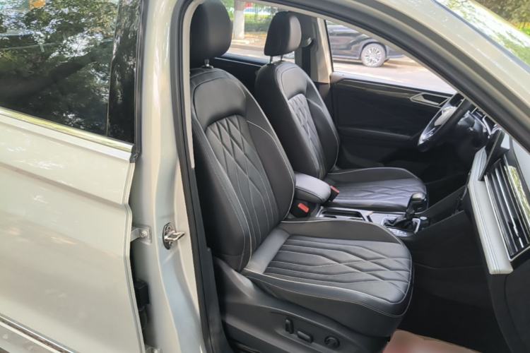 Used Volkswagen Tiguan L 2023 330TSI Automatic Two-Wheel Drive R-Line Enjoyment Edition Right Front Seat
