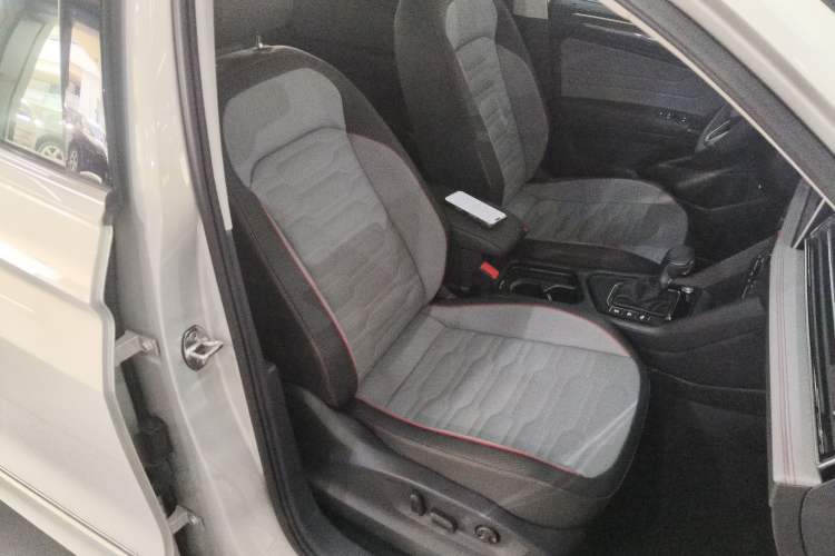Used Volkswagen Tiguan L 2023 330TSI Automatic Two-Wheel Drive R-Line Flagship Edition Right Front Seat