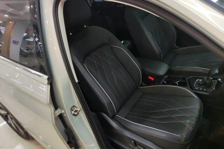 Used Volkswagen Tiguan L 2023 Restyled 330TSI Automatic Two-Wheel Drive R-Line Enhanced Comfort Version Right Front Seat