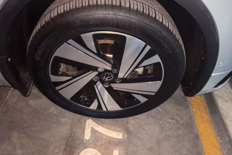 Used Volkswagen Tiguan L 2023 330TSI Automatic Two-Wheel Drive R-Line Enjoyment Edition Right Front Wheel Hub