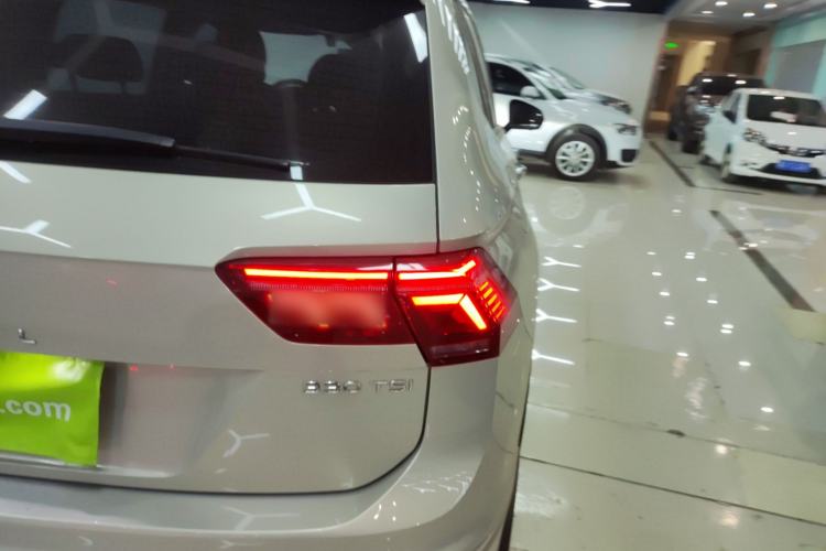 Used Volkswagen Tiguan L 2023 Restyled 330TSI Automatic Two-Wheel Drive R-Line Enhanced Comfort Version Right Rear Taillight