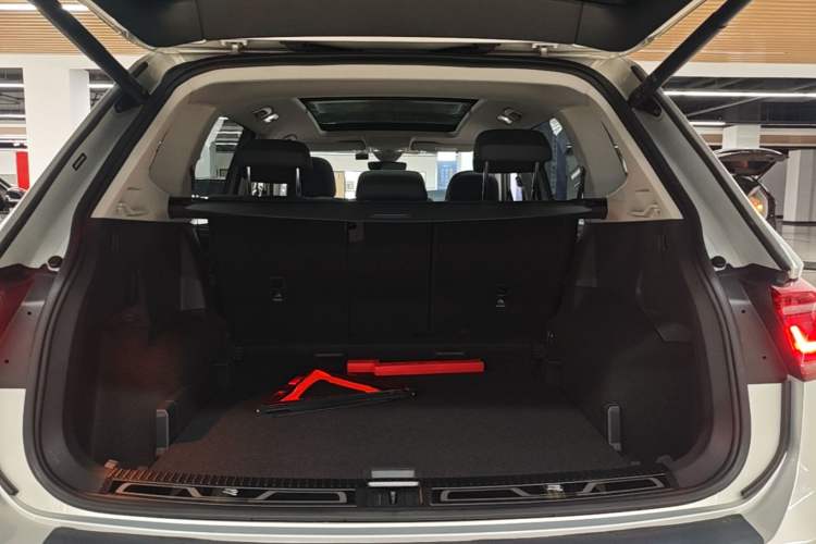 Used Volkswagen Tiguan L 2023 330TSI Automatic Two-Wheel Drive R-Line Enjoyment Edition Trunk