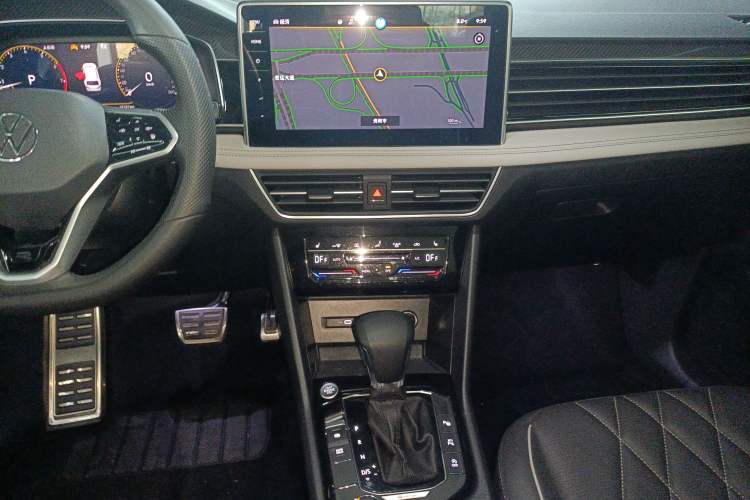 Used Volkswagen Tiguan L 2023 Facelifted 380TSI Automatic All-Wheel Drive R-Line Plus Version 7-Seater Audio And AC Panel
