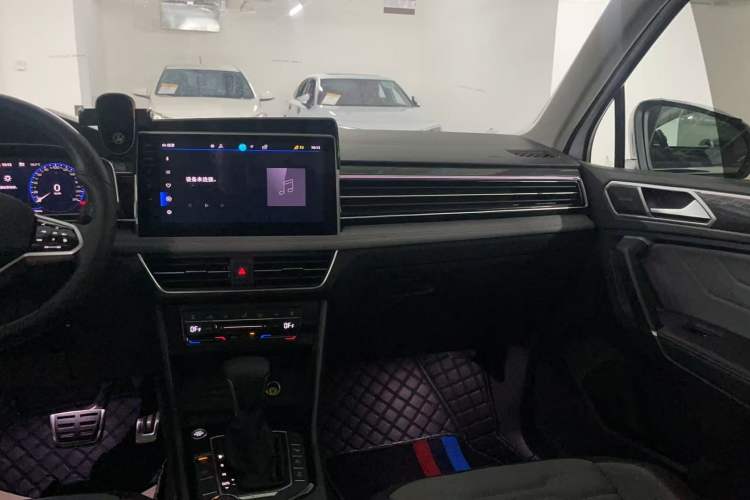 Used Volkswagen Tiguan L 2023 Facelift 380TSI Automatic All-Wheel Drive R-Line Flagship 7-Seater Audio And AC Panel