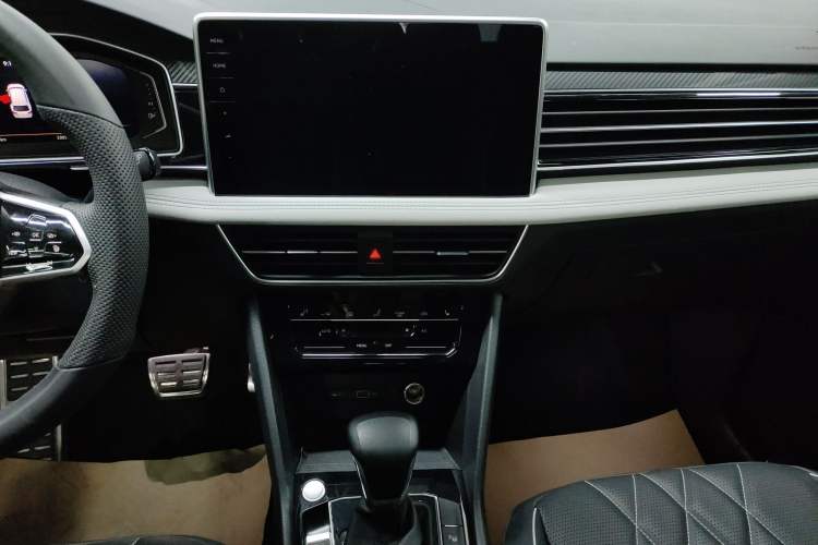 Used Volkswagen Tiguan L 2023 330TSI Automatic Two-Wheel Drive R-Line Enjoyment Edition Audio And AC Panel