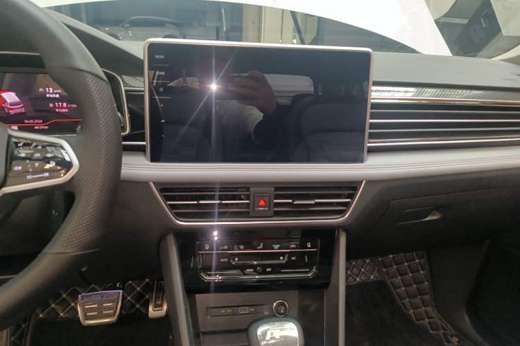 Used Volkswagen Tiguan L 2023 330TSI Automatic Two-Wheel Drive R-Line Flagship Edition Audio And AC Panel