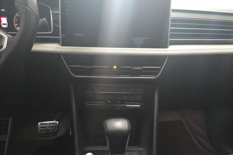 Used Volkswagen Tiguan L 2023 330TSI Automatic Two-Wheel Drive R-Line Enjoyment Edition Audio And AC Panel
