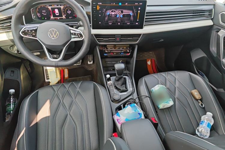 Used Volkswagen Tiguan L 2023 380TSI Automatic All-Wheel Drive R-Line Enhanced 7-Seater Center Console