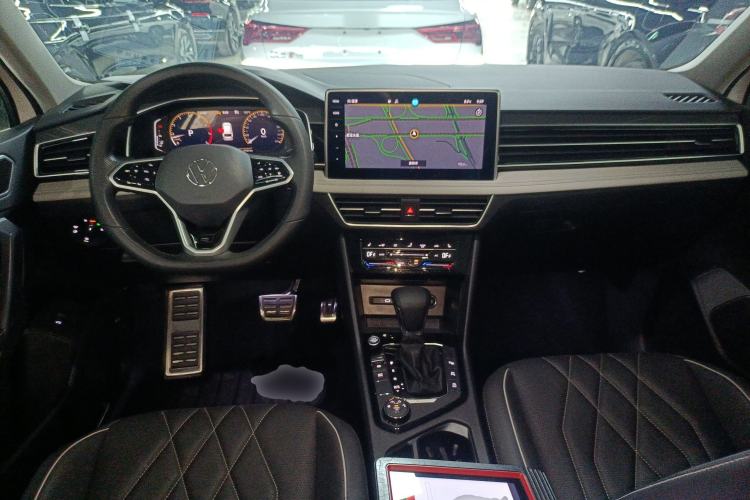 Used Volkswagen Tiguan L 2023 Facelifted 380TSI Automatic All-Wheel Drive R-Line Plus Version 7-Seater Center Console