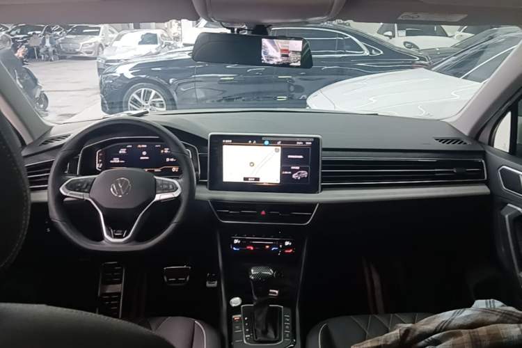 Used Volkswagen Tiguan L 2023 Restyled 330TSI Automatic Two-Wheel Drive R-Line Enhanced Comfort Version Center Console