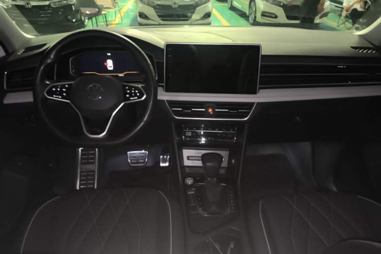 Used Volkswagen Tiguan L 2023 330TSI Automatic Two-Wheel Drive R-Line Enjoyment Edition Center Console
