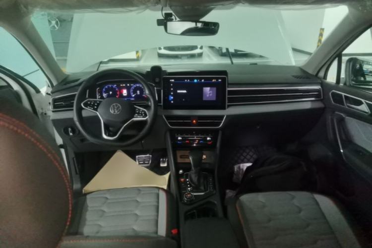 Used Volkswagen Tiguan L 2023 Facelift 380TSI Automatic All-Wheel Drive R-Line Flagship 7-Seater Center Console