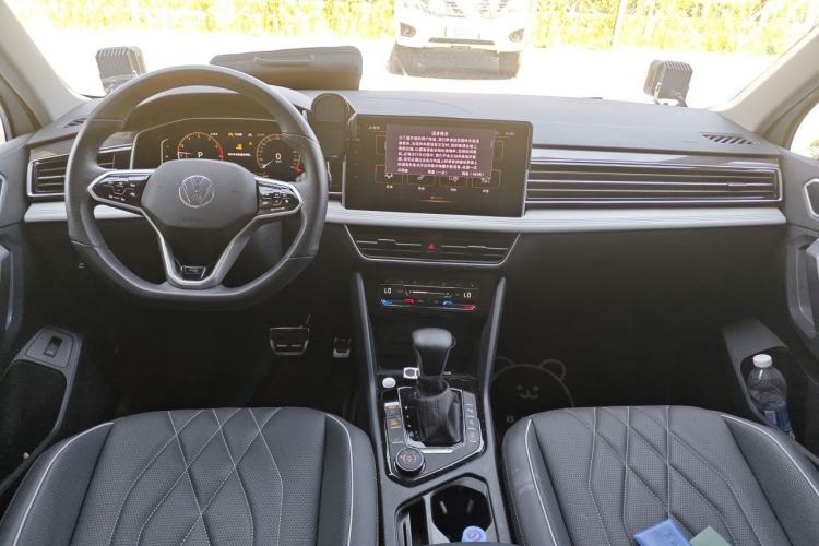 Used Volkswagen Tiguan L 2023 Facelifted 380TSI Automatic All-Wheel Drive R-Line Plus Version 7-Seater Center Console