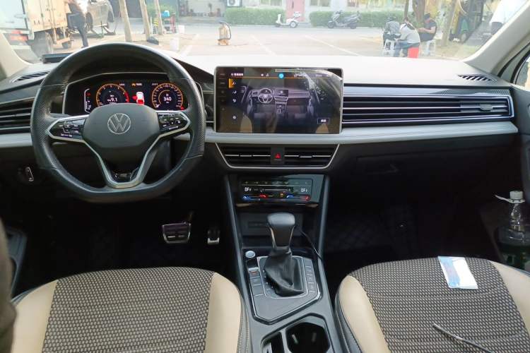 Used Volkswagen Tiguan L 2023 330TSI Automatic Two-Wheel Drive R-Line Enjoyment Edition Center Console