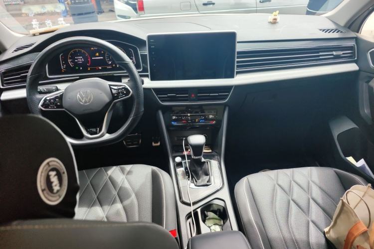 Used Volkswagen Tiguan L 2023 330TSI Automatic Two-Wheel Drive R-Line Enjoyment Edition Center Console