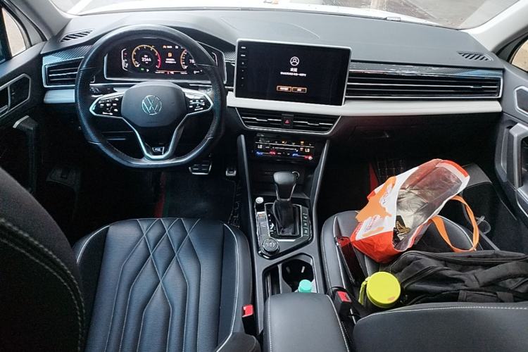 Used Volkswagen Tiguan L 2023 Facelifted 380TSI Automatic All-Wheel Drive R-Line Plus Version 7-Seater Center Console