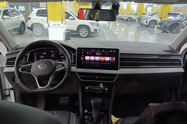 Used Volkswagen Tiguan L 2023 Revised Version 330TSI Automatic Two-Wheel Drive Smart Enjoyment Edition Center Console