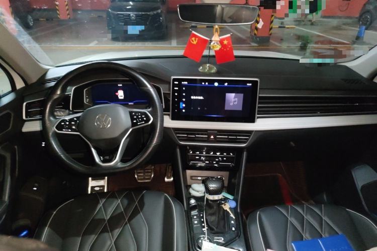 Used Volkswagen Tiguan L 2023 380TSI Automatic All-Wheel Drive R-Line Enhanced 7-Seater Center Console
