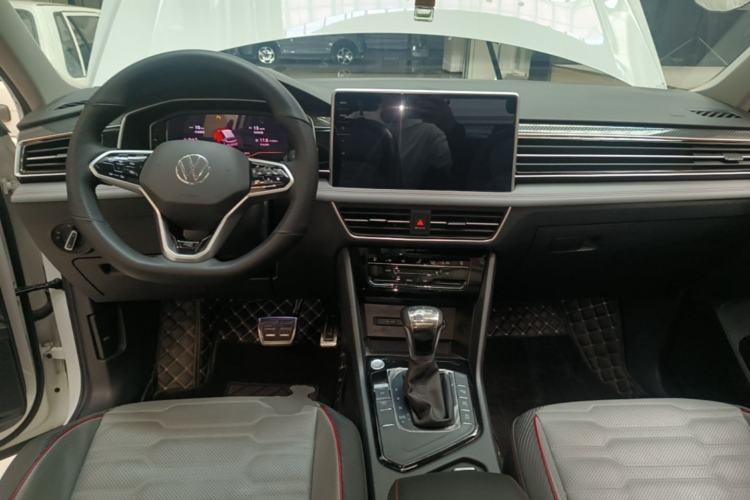 Used Volkswagen Tiguan L 2023 330TSI Automatic Two-Wheel Drive R-Line Flagship Edition Center Console
