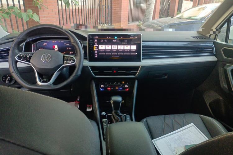Used Volkswagen Tiguan L 2023 380TSI Automatic All-Wheel Drive R-Line Enhanced 7-Seater Center Console