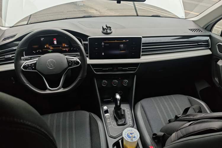 Used Volkswagen Tiguan L 2023 330TSI Automatic Two-Wheel Drive Comfort Edition Center Console