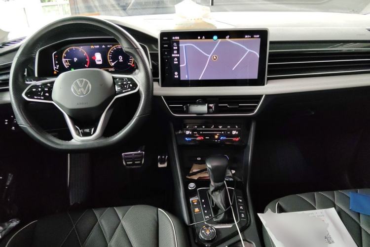 Used Volkswagen Tiguan L 2023 380TSI Automatic All-Wheel Drive R-Line Enhanced 7-Seater Center Console