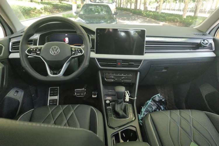 Used Volkswagen Tiguan L 2023 Restyled 330TSI Automatic Two-Wheel Drive R-Line Enhanced Comfort Version Center Console
