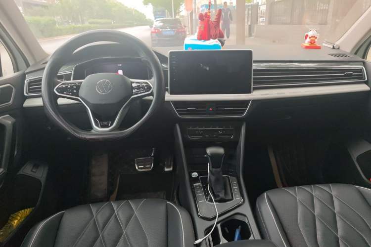 Used Volkswagen Tiguan L 2023 330TSI Automatic Two-Wheel Drive R-Line Enjoyment Edition Center Console