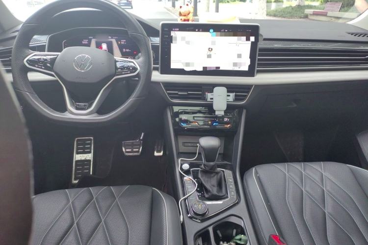 Used Volkswagen Tiguan L 2023 Facelifted 380TSI Automatic All-Wheel Drive R-Line Plus Version 7-Seater Center Console