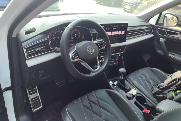 Used Volkswagen Tiguan L 2023 Facelifted 380TSI Automatic All-Wheel Drive R-Line Plus Version 7-Seater Center Console