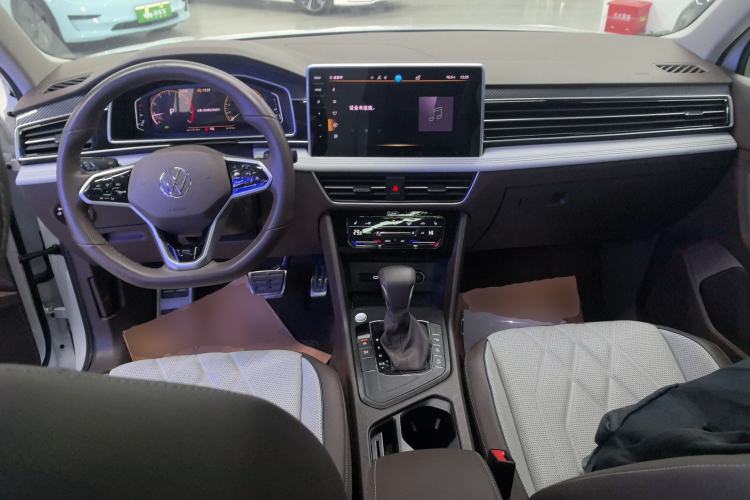 Used Volkswagen Tiguan L 2023 Restyled 330TSI Automatic Two-Wheel Drive R-Line Enhanced Comfort Version Center Console