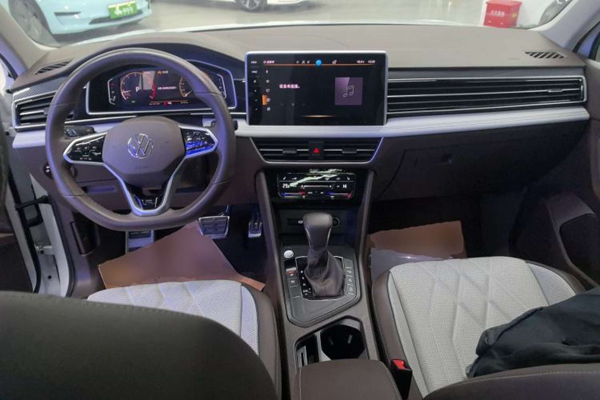 Used Volkswagen Tiguan L 2023 Restyled 330TSI Automatic Two-Wheel Drive R-Line Enhanced Comfort Version Center Console