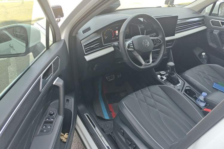 Used Volkswagen Tiguan L 2023 Facelifted 380TSI Automatic All-Wheel Drive R-Line Plus Version 7-Seater Driver Seat