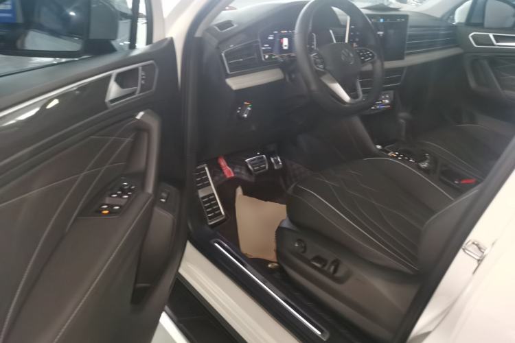 Used Volkswagen Tiguan L 2023 Facelifted 380TSI Automatic All-Wheel Drive R-Line Plus Version 7-Seater Driver Seat