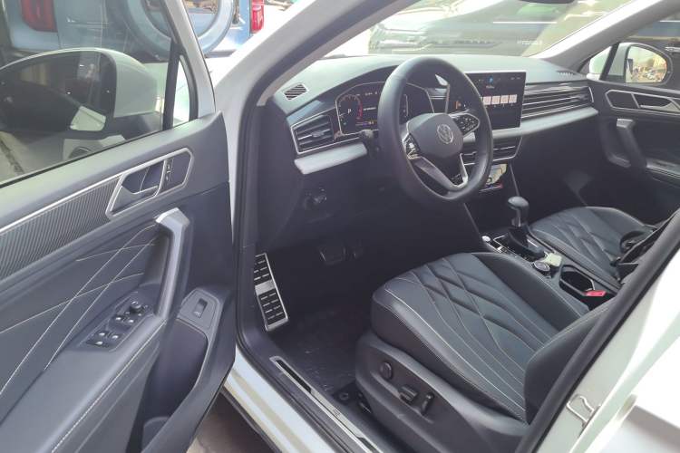 Used Volkswagen Tiguan L 2023 Facelifted 380TSI Automatic All-Wheel Drive R-Line Plus Version 7-Seater Driver Seat