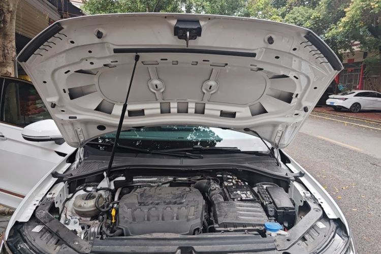 Used Volkswagen Tiguan L 2023 Restyled 330TSI Automatic Two-Wheel Drive R-Line Enhanced Comfort Version Engine Bay