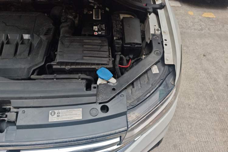 Used Volkswagen Tiguan L 2023 330TSI Automatic Two-Wheel Drive R-Line Enjoyment Edition Engine Bay Left