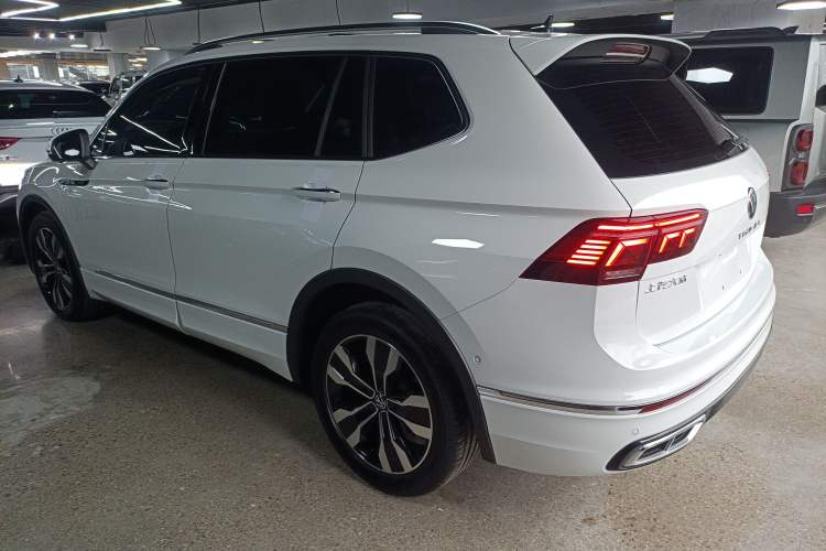 Used Volkswagen Tiguan L 2023 Facelifted 380TSI Automatic All-Wheel Drive R-Line Plus Version 7-Seater Exterior 2