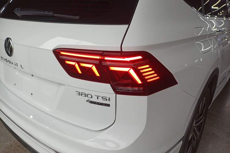 Used Volkswagen Tiguan L 2023 Facelifted 380TSI Automatic All-Wheel Drive R-Line Plus Version 7-Seater Exterior 3