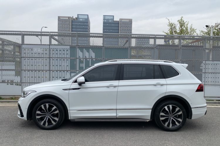 Used Volkswagen Tiguan L 2023 380TSI Automatic All-Wheel Drive R-Line Enhanced 7-Seater Exterior 3