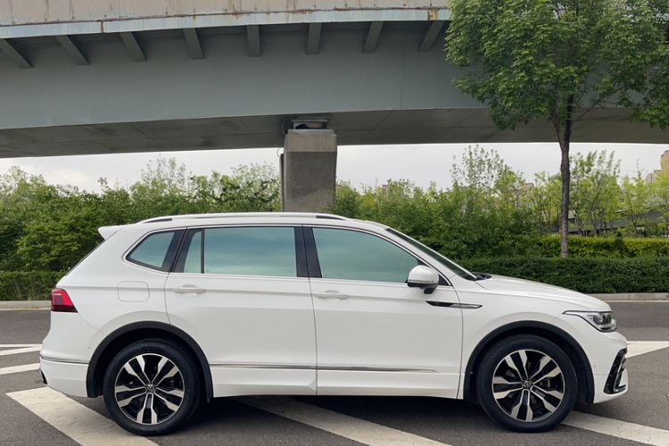 Used Volkswagen Tiguan L 2023 330TSI Automatic Two-Wheel Drive R-Line Enjoyment Edition Exterior 3