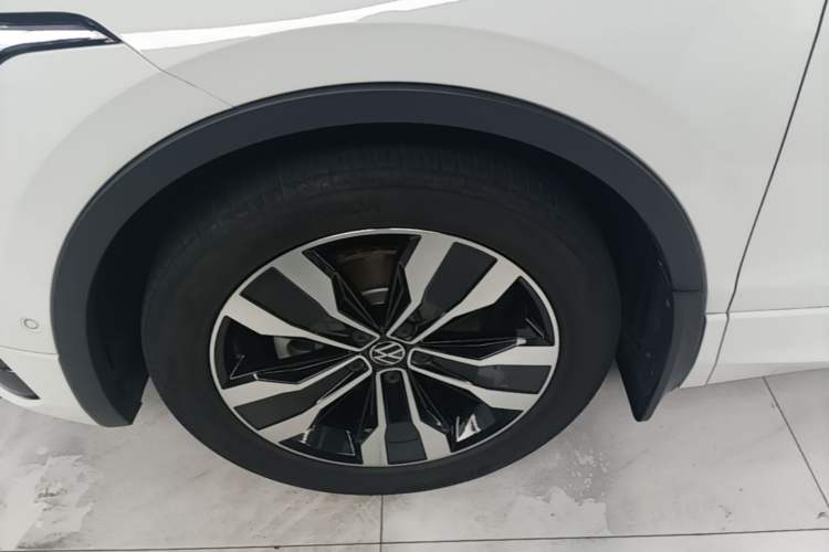 Used Volkswagen Tiguan L 2023 Restyled 330TSI Automatic Two-Wheel Drive R-Line Enhanced Comfort Version Exterior 4
