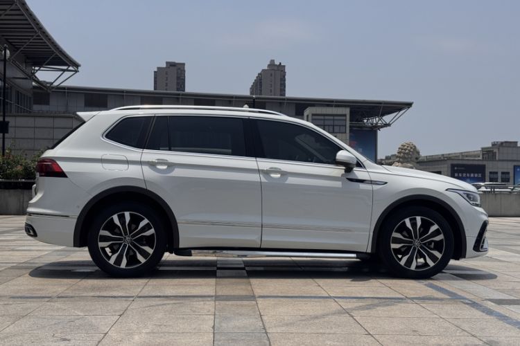 Used Volkswagen Tiguan L 2023 330TSI Automatic Two-Wheel Drive R-Line Enjoyment Edition Exterior 4