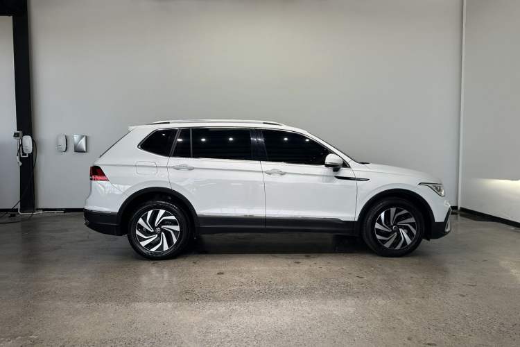 Used Volkswagen Tiguan L 2023 300TSI Automatic Two-Wheel Drive Smart Edition Exterior 4