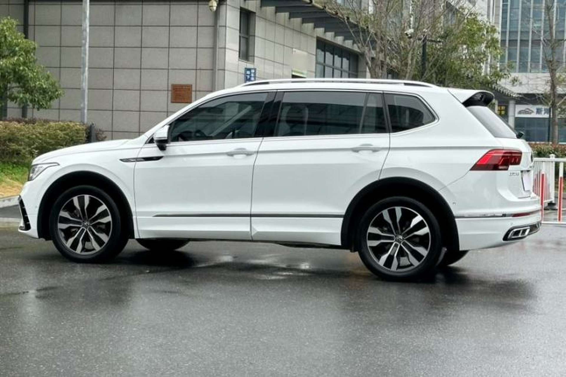 Used Volkswagen Tiguan L 2023 330TSI Automatic Two-Wheel Drive R-Line Enjoyment Edition Exterior 4