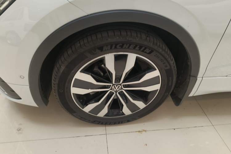Used Volkswagen Tiguan L 2023 330TSI Automatic Two-Wheel Drive R-Line Flagship Edition Exterior 4