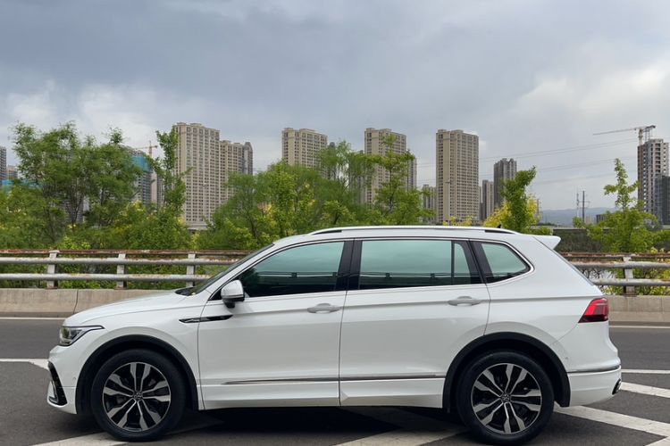 Used Volkswagen Tiguan L 2023 330TSI Automatic Two-Wheel Drive R-Line Enjoyment Edition Exterior 4