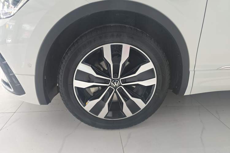 Used Volkswagen Tiguan L 2023 330TSI Automatic Two-Wheel Drive R-Line Enjoyment Edition Exterior 4