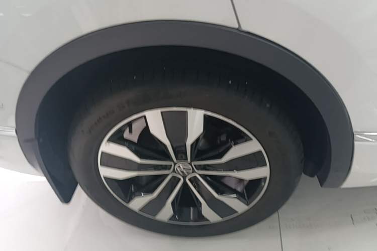 Used Volkswagen Tiguan L 2023 Restyled 330TSI Automatic Two-Wheel Drive R-Line Enhanced Comfort Version Exterior 5